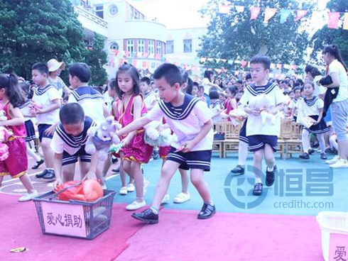 海軍青島示范幼兒園的孩子們自發(fā)響應(yīng)此次活動(dòng)為自閉癥及貧困兒童捐獻(xiàn)物品