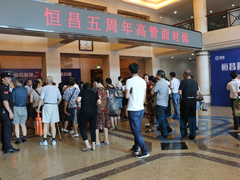 客戶們提前到達(dá)會場并有序簽到